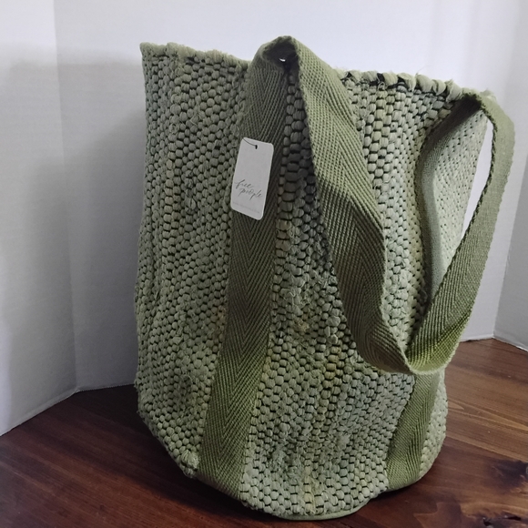 Free People NWT Bucket quilted hobo bag.  Beautiful Green color. - Picture 6 of 9